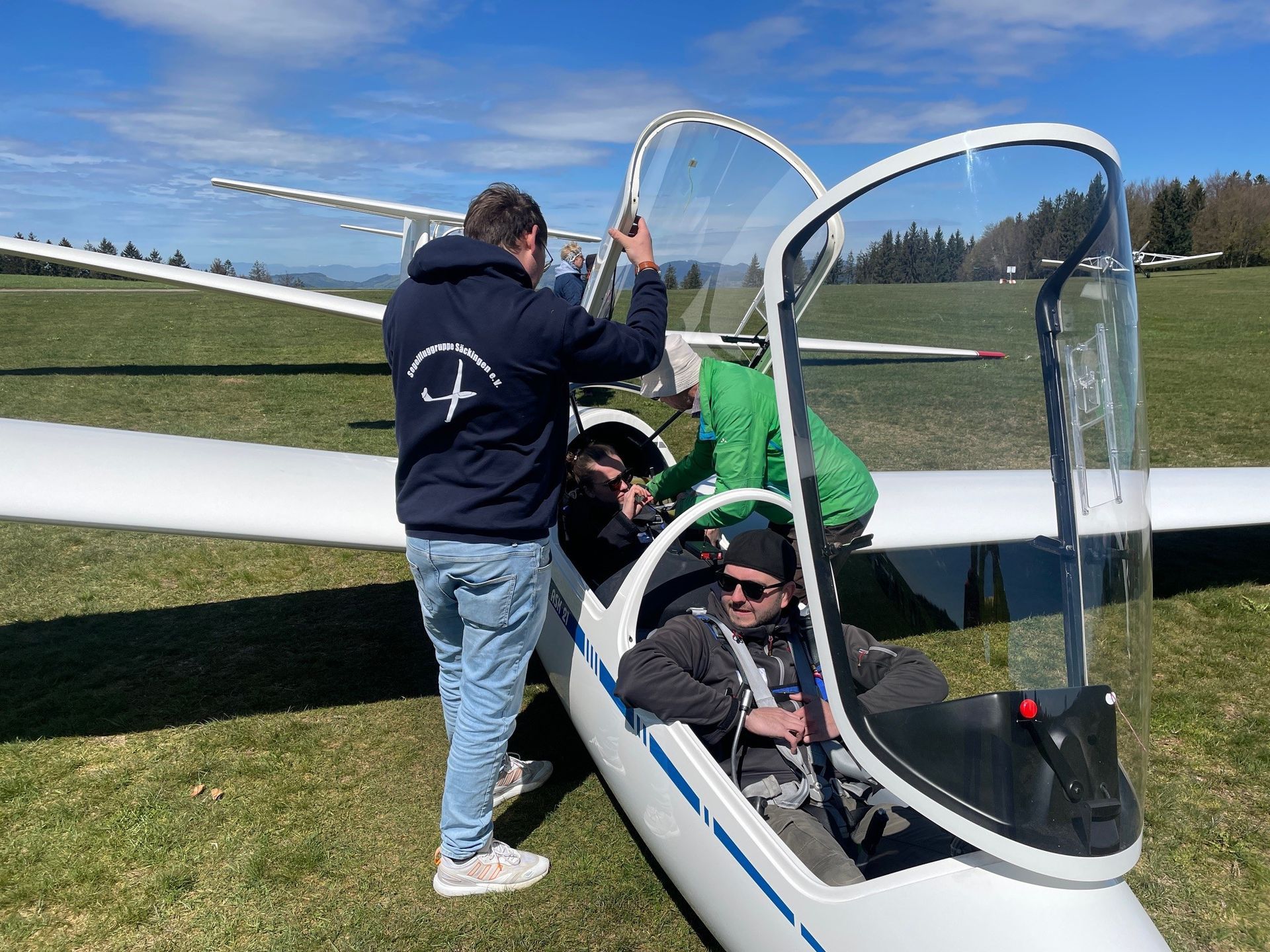 Zwei Helfer der LGH unterstützen den Schnupperflieger beim Anschnallen und erklären alle Hebel und Instrumente im Cockpit. Zwei Helfer der LGH unterstützen den Schnupperflieger beim Anschnallen und erklären alle Hebel und Instrumente im Cockpit.