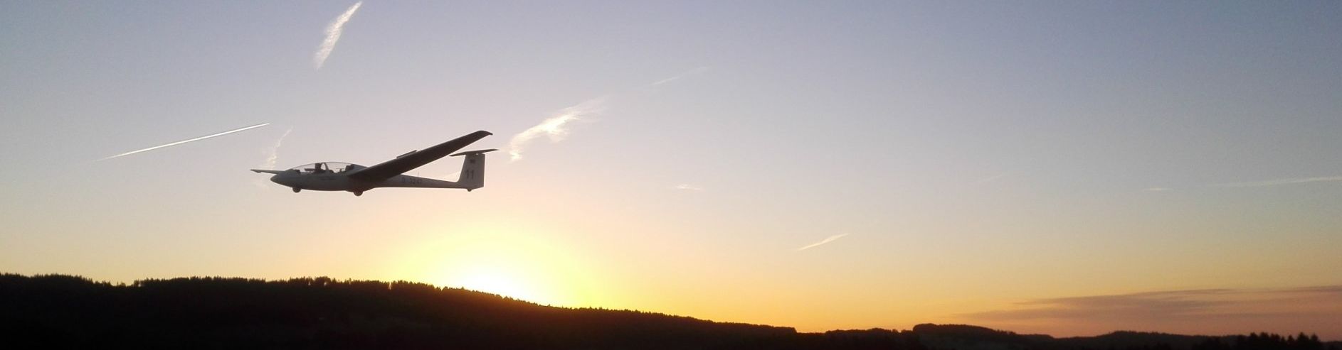 Ein Segelflugzeug im Gegenlicht Ein Segelflugzeug im Gegenlicht