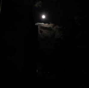 Wie ein Licht in dunkler Nacht, getragen von Wolken