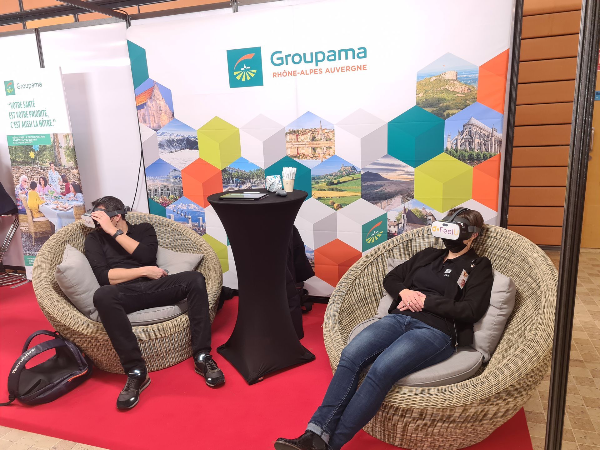 Animation sur un stand avec 2 participants vivant une experience en VR