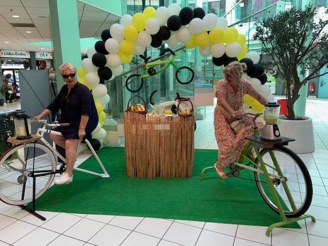 2 personnes souriante sur le stand du vélo smoothies