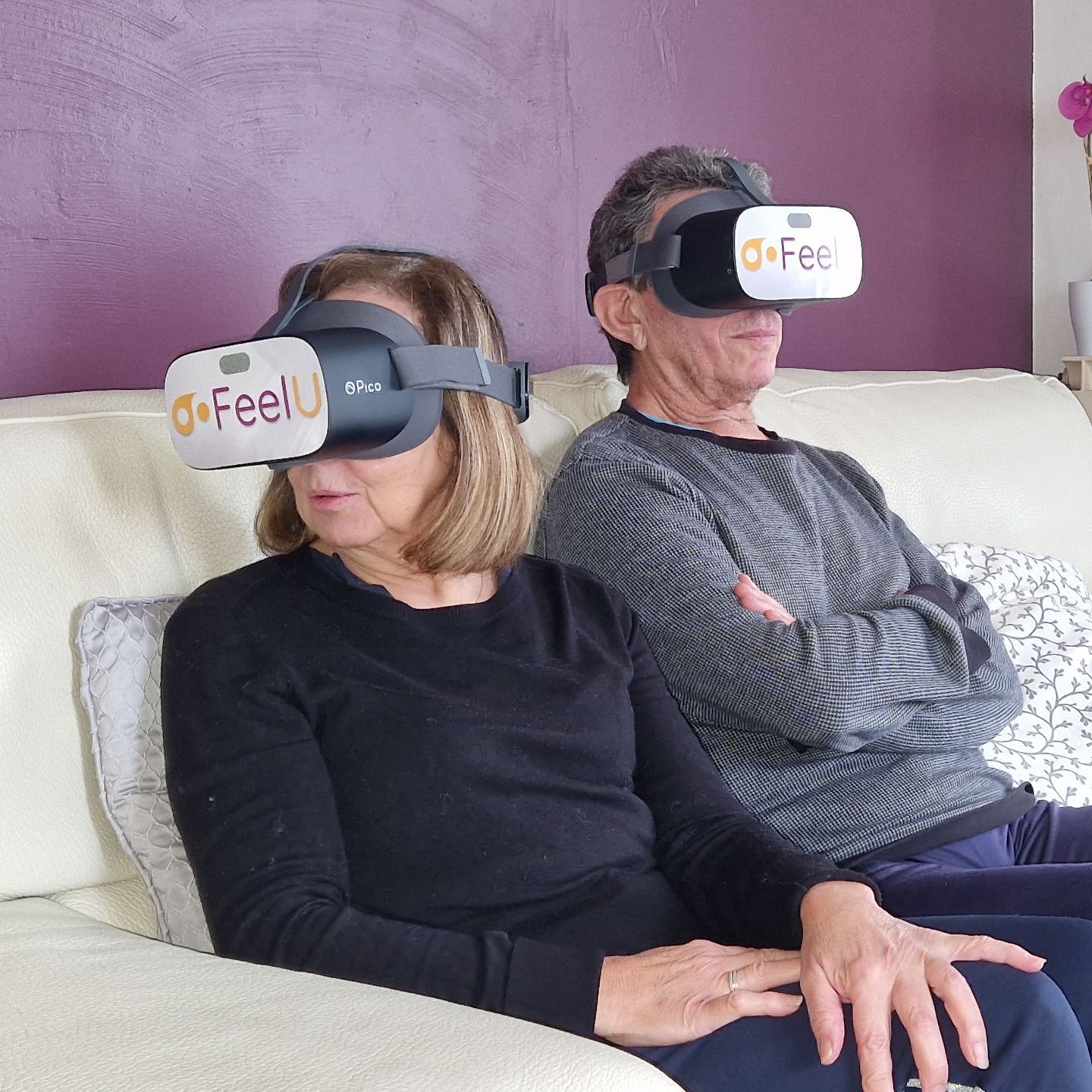 2 personnes agés assie sur un canapé avec des casques VR