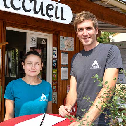 Stéphanie y Florian, gerentes del camping en Aydat, Puy-de-Dôme, Auvernia