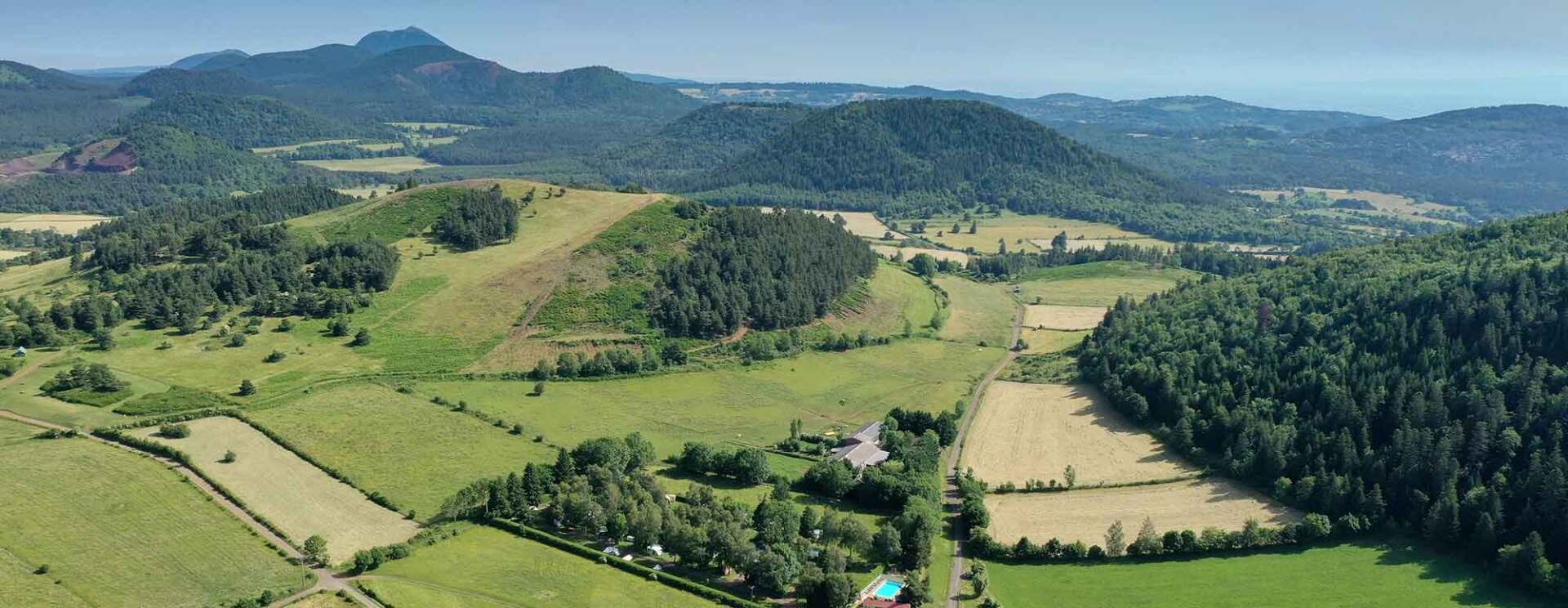 Camping dans les volcans d'Auvergne, départs de randonnée et VTT