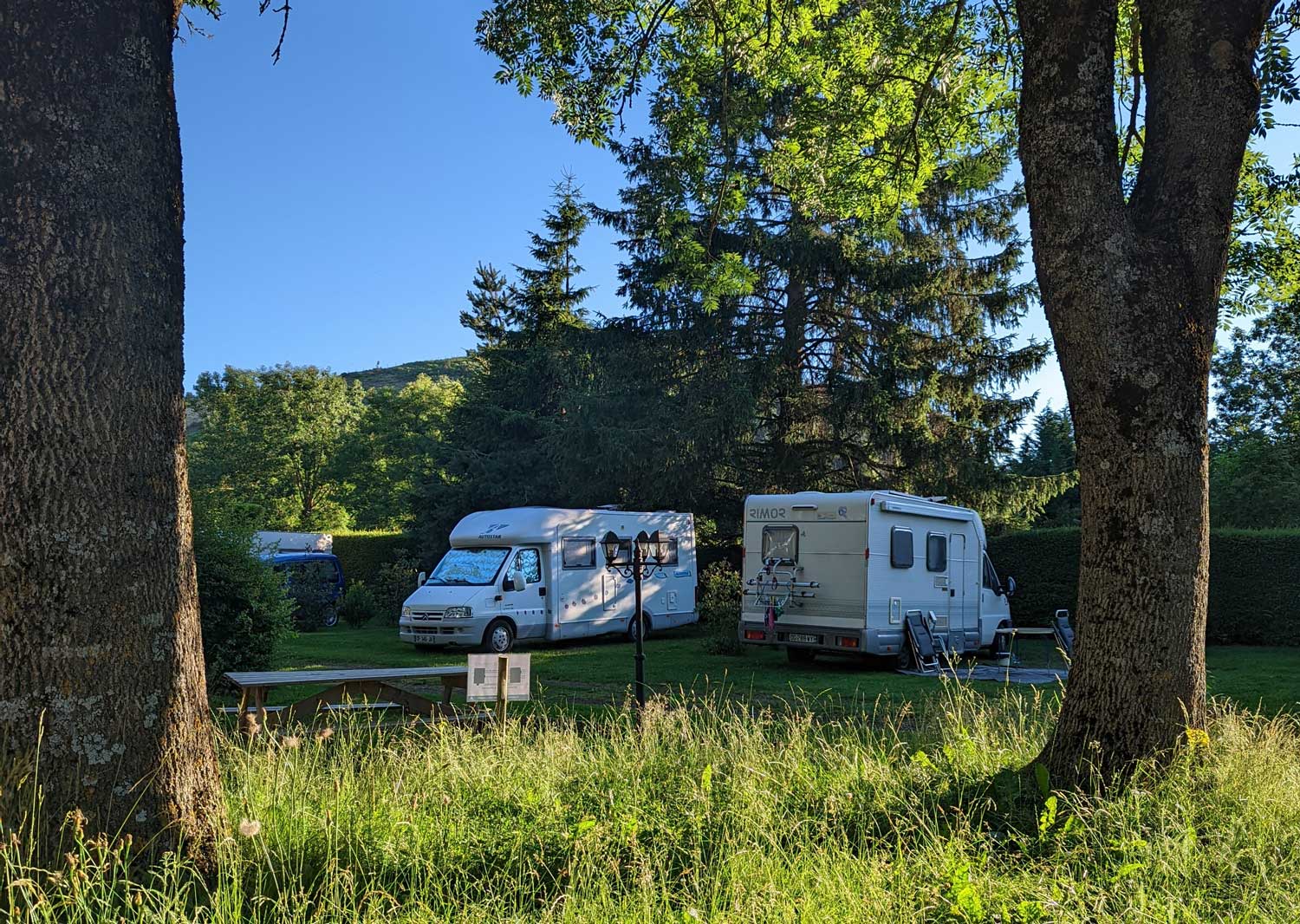Parcelas para autocaravanas en el camping Aydat en Puy-de-Dôme