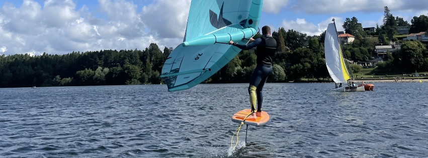 Camping cerca de un lago en Auvernia