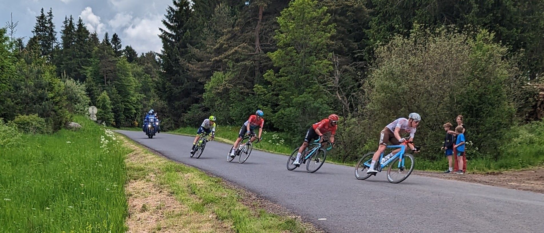 Ciclismo en carretera entre el pase de guéry y Pessade
