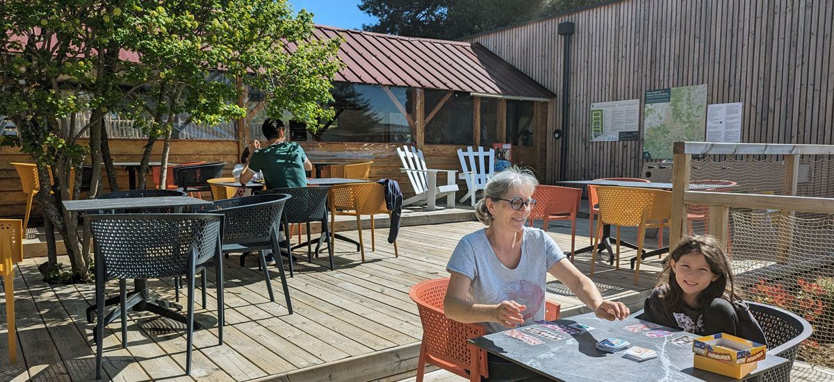 Terrasse des Snackbars auf dem Campingplatz Les Volcans