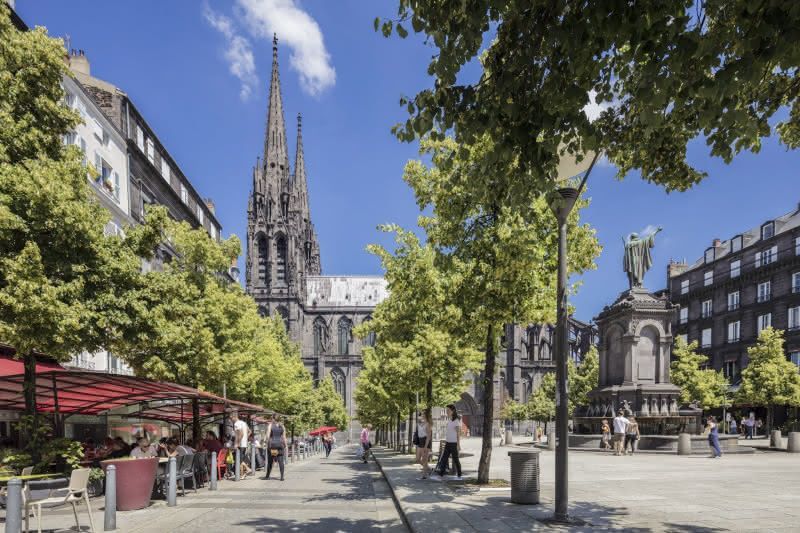 Camping cerca de Clermont-Ferrand y su catedral