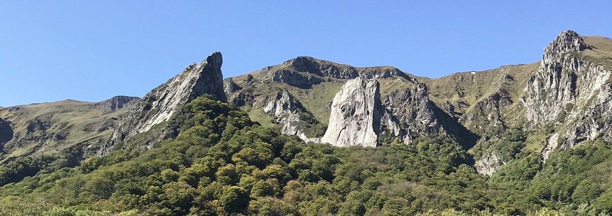 La Dent de la Rancune y la Cresta del gallo son sitios de escalada importantes del Puy de Dôme, a 25 min