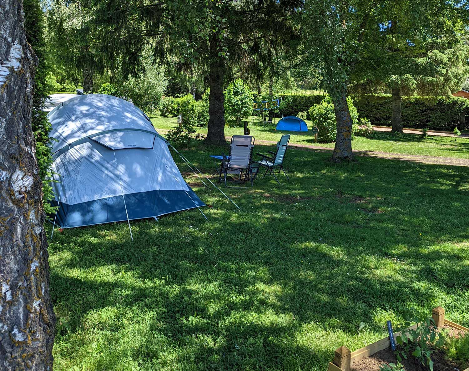 Parcela de camping sombreada en el Puy-e-Dôme