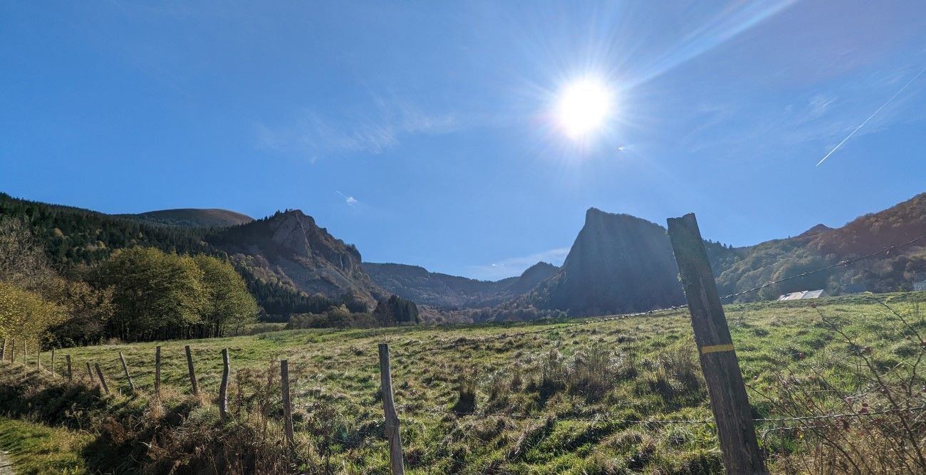 Hike Roches Tuillières and Sanadoire near Les Volcans campsite Hikes adapted to high heat around the campsite in Auvergne