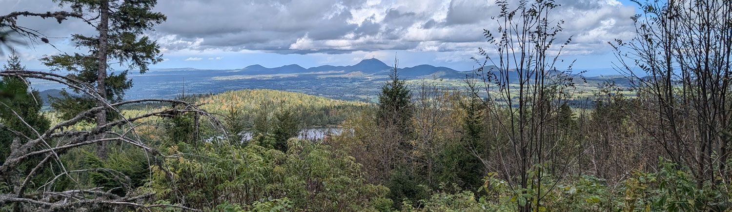 Spring hike with views of the Puys chain near the Les Volcans campsite