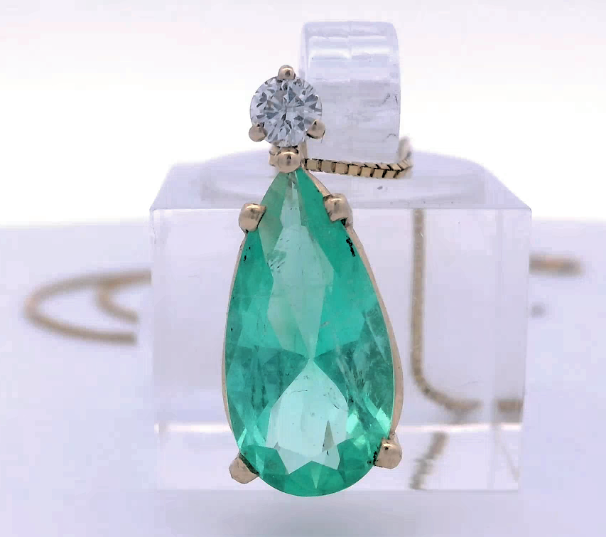 Green Emerald and 1/4ct Diamond 18