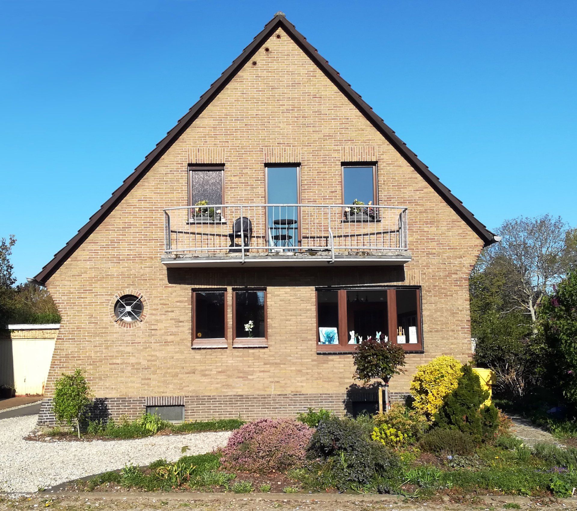 Ihr Feriendomizil , in einem Zweifamilien- Haus mit freundlicher Backsteinfassade und großen Fenstern. Hier im Frühling vor strahlend blauem Himmel.