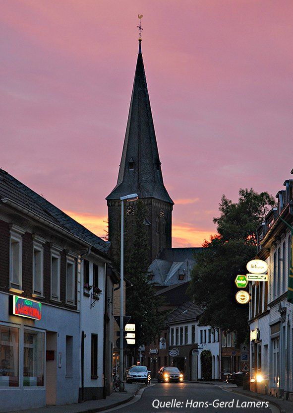 Stadt Kaldenkirchen, Kirchturm und Kehrstrasse vor violettem Abendhimmel