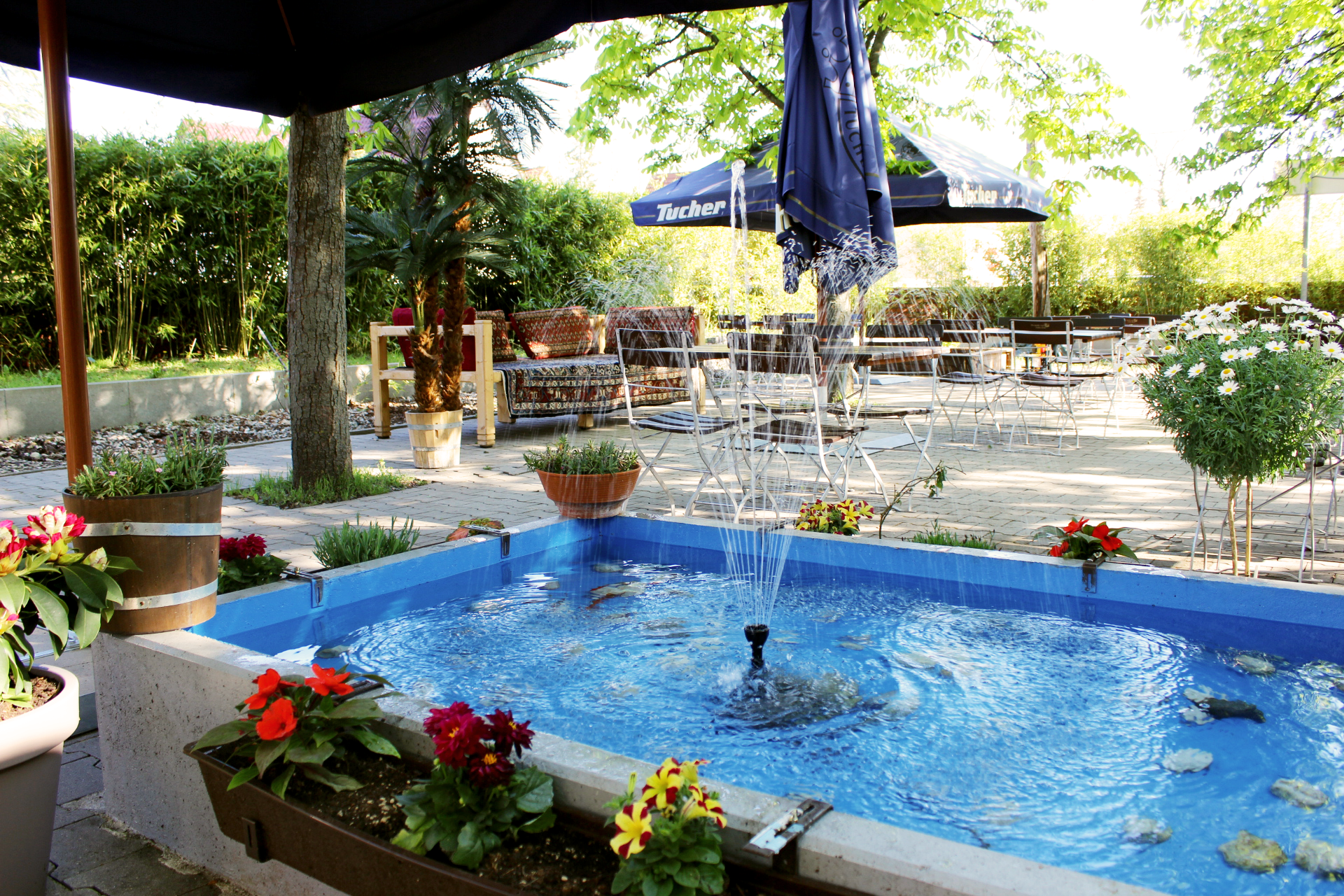 Großer Biergarten mit Schatten spendenden Bäumen - Restaurant Persia Erlangen