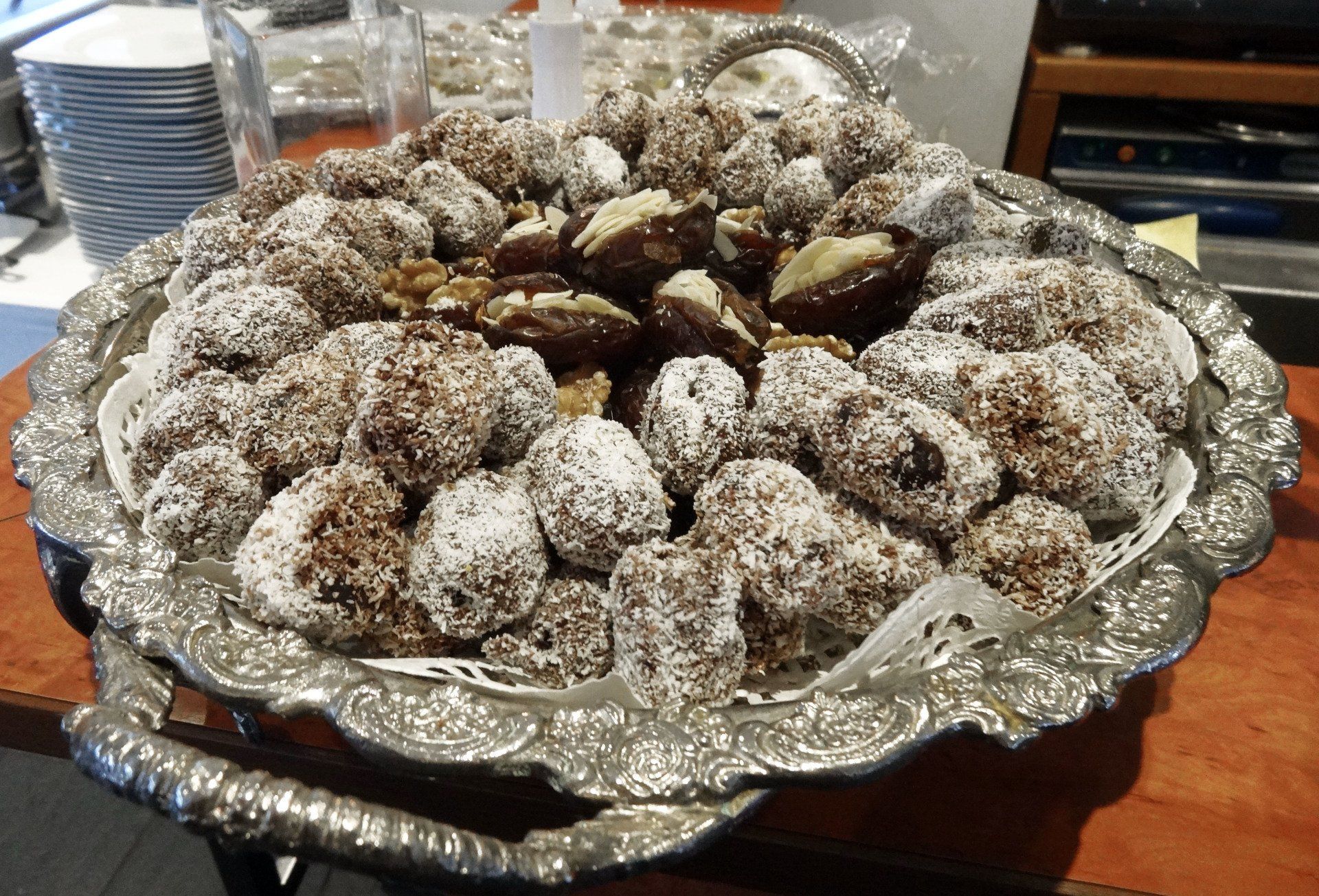 Iranische Datteln mit Walnüssen und Kokosflocken - Persia Catering & Partyservice Erlangen