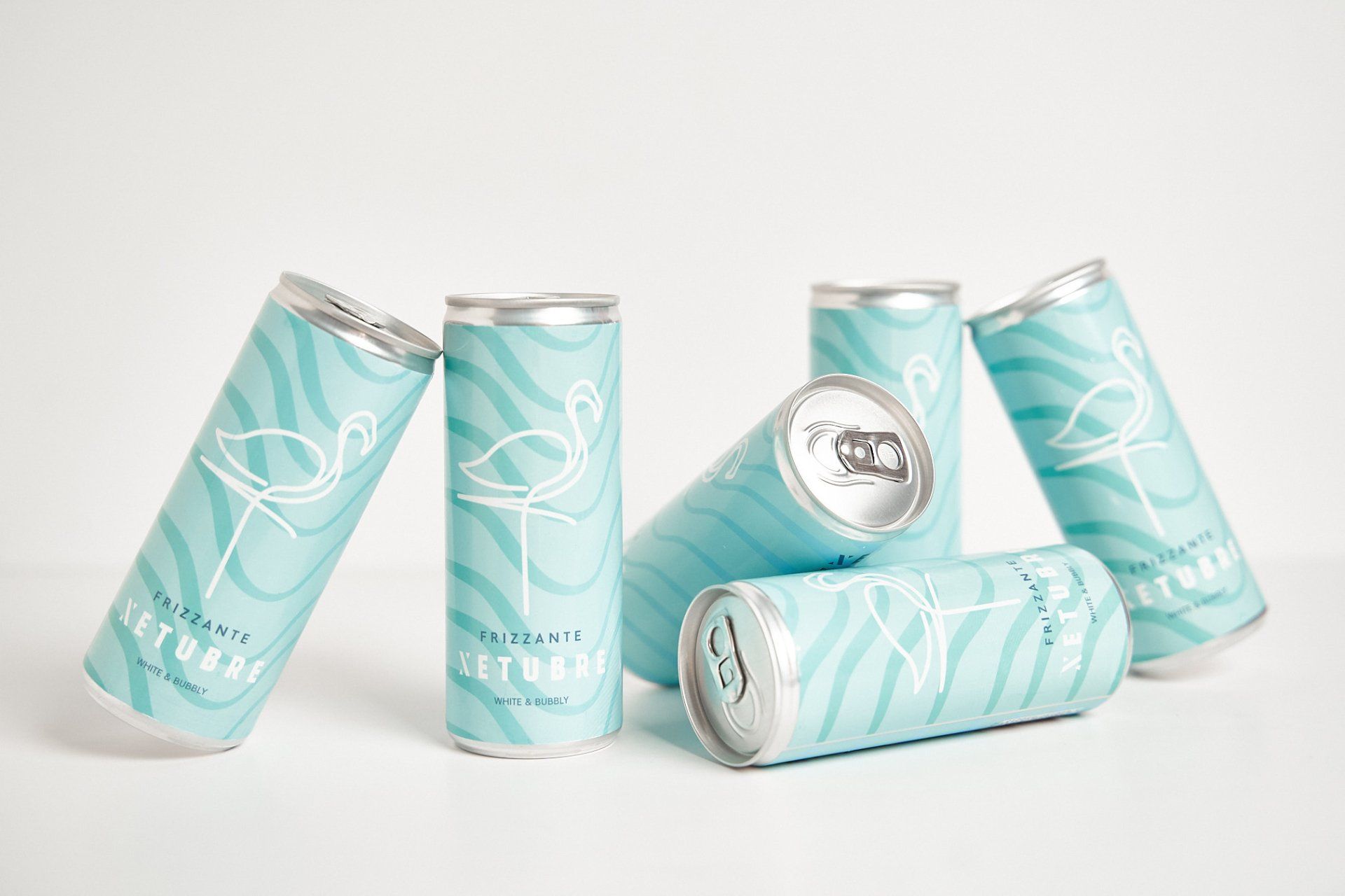Sus notas cítricas, burbujas refrescantes y su baja graduación alcohólica lo hacen ideal para un día cálido o una ocasión especial.