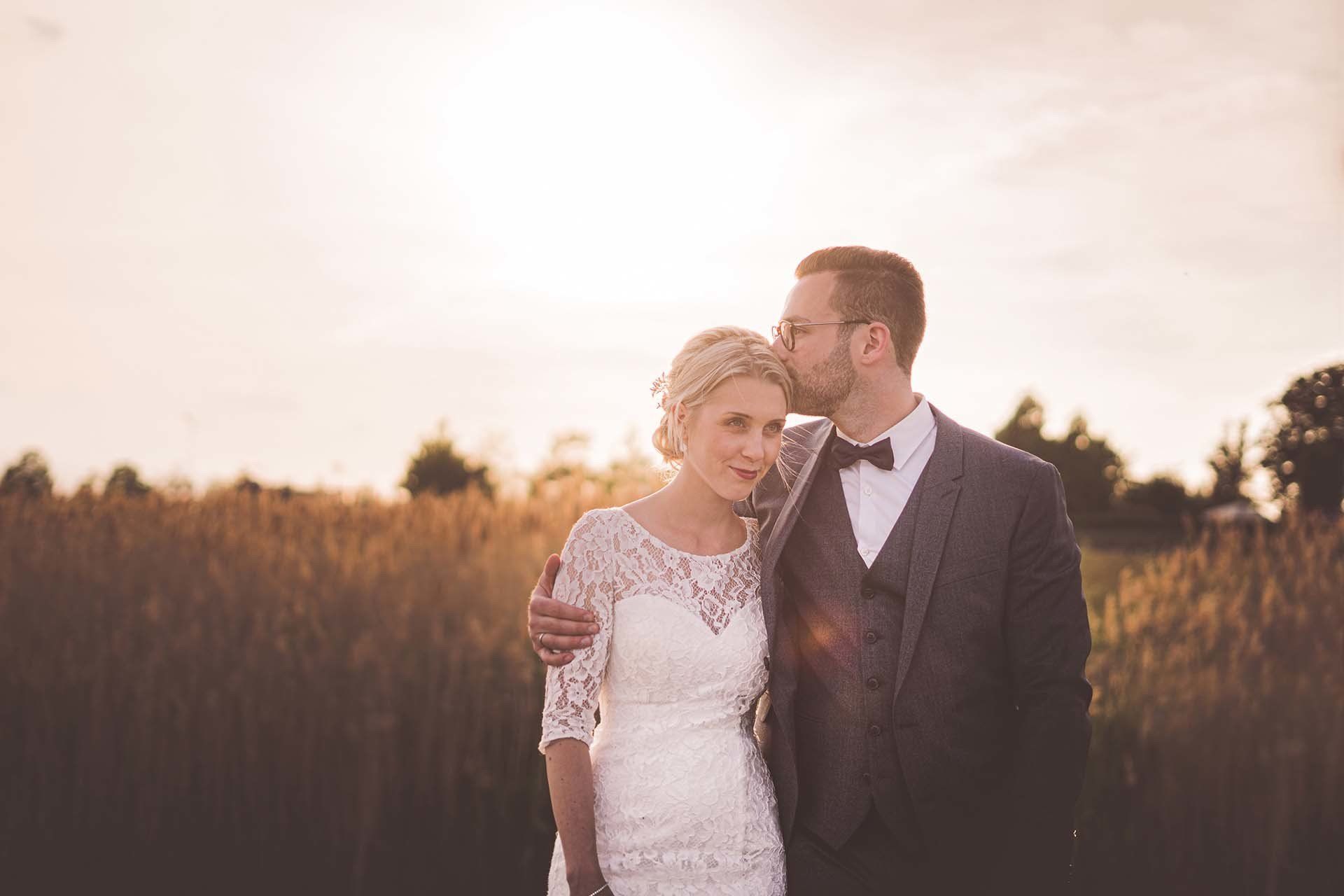 Verliebtes Hochzeitspaar an der Bernsteinvilla in Bitterfeld-Wolfen