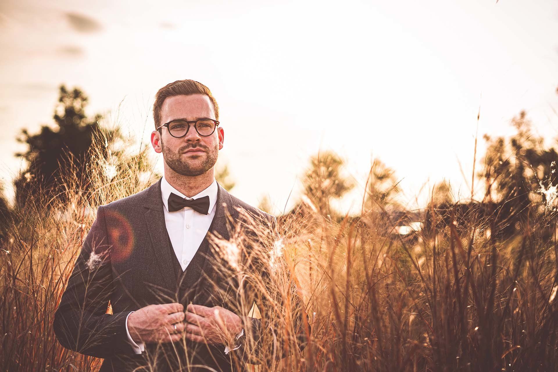 Bräutigam im Sonnenuntergang