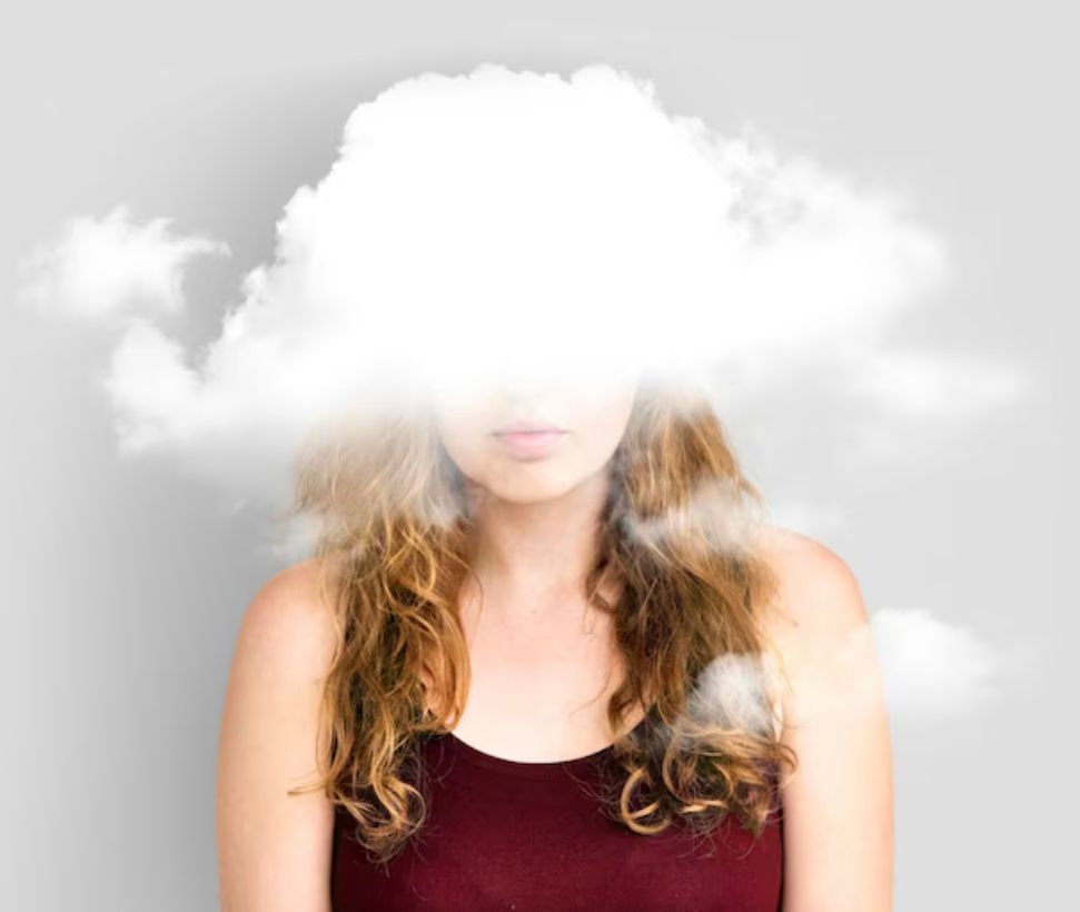 femme qui est perdue, qui est en colère, nerveuse, qui pense trop, gérer le stress avec la sophrologie, gérer ses pensées avec la sophrologie, ruminations, cogitations mentales,