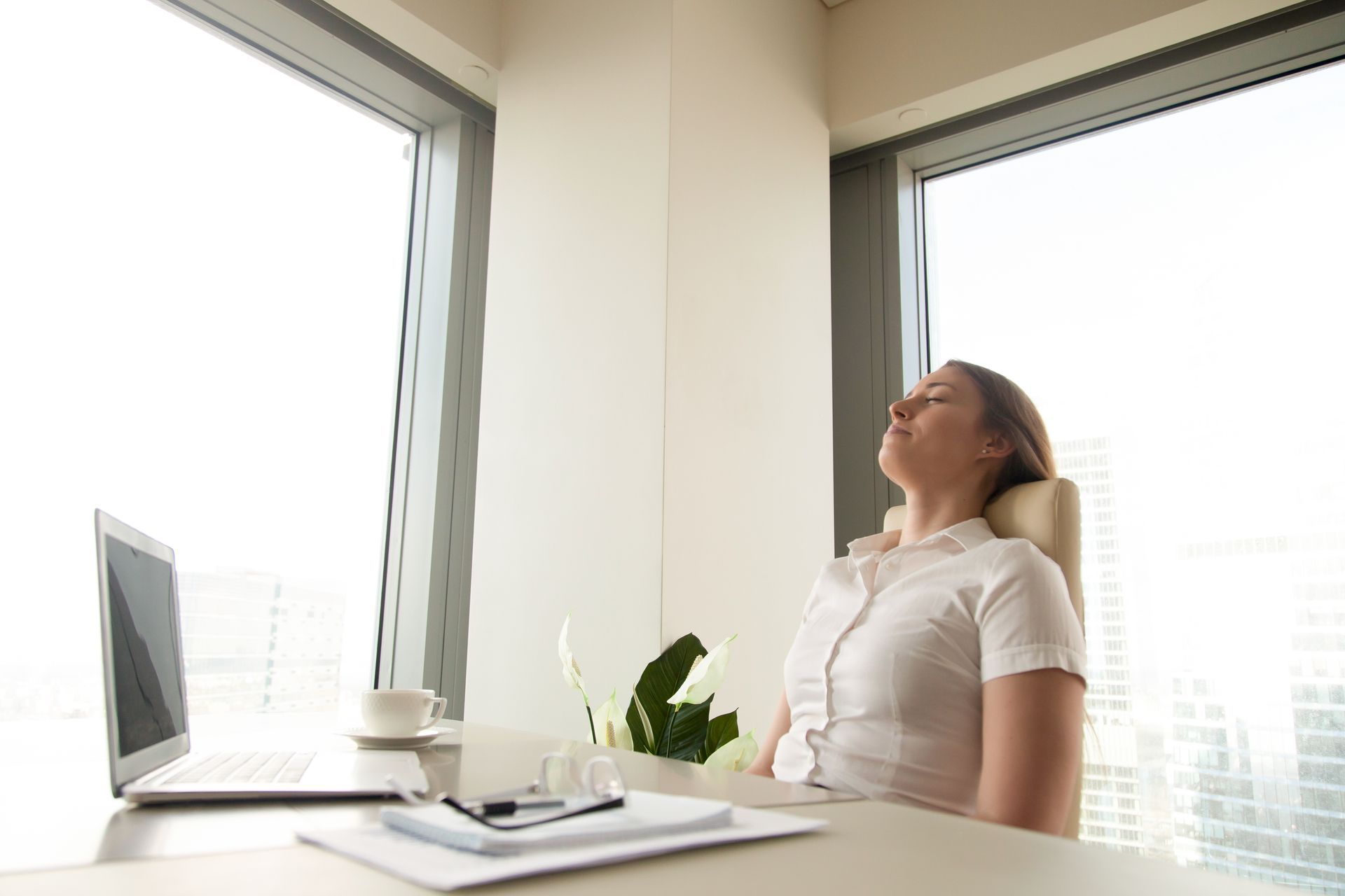 Respirer pour mieux se reconstruire après un burn-out : Exercices de Sophrologie au Bureau Respirer pour mieux se reconstruire Respirer pour mieux se reconstruire : Exercices de Sophrologie au Bureau