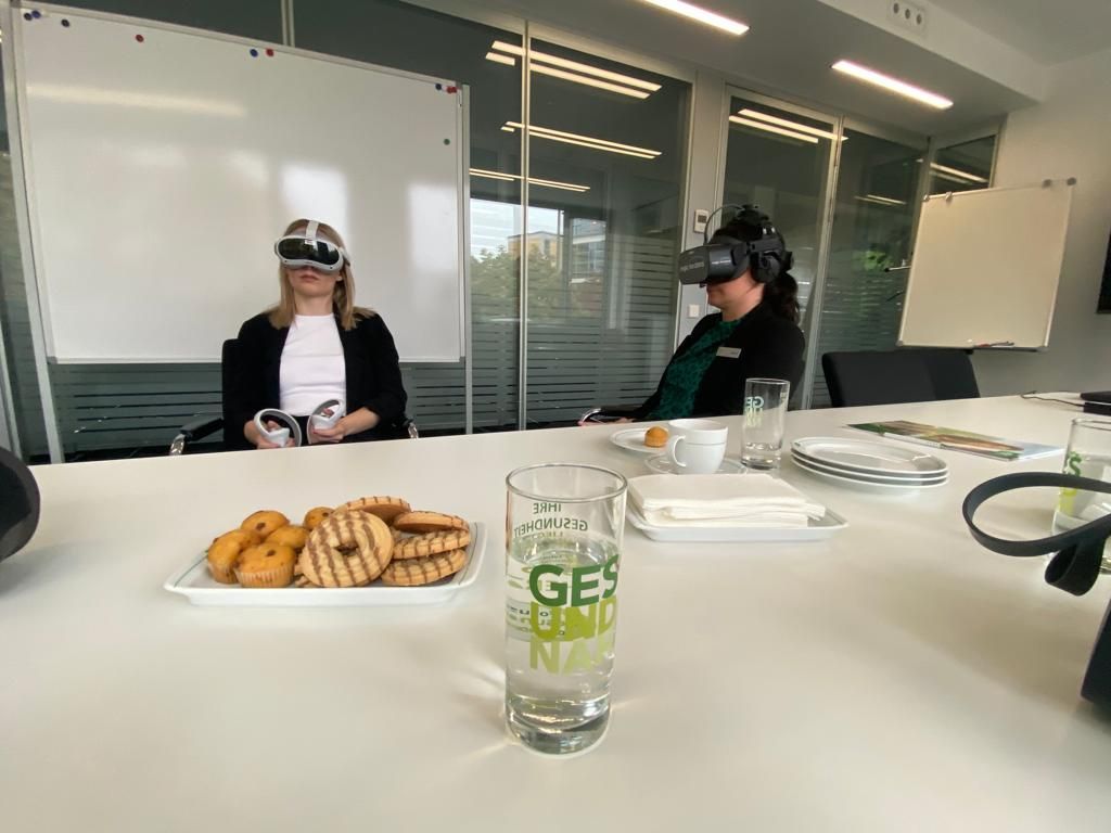 Phyllis Sexauer und Anne Ficht von der AOK Baden-Württemberg tauchen in die virtuelle Welt ein