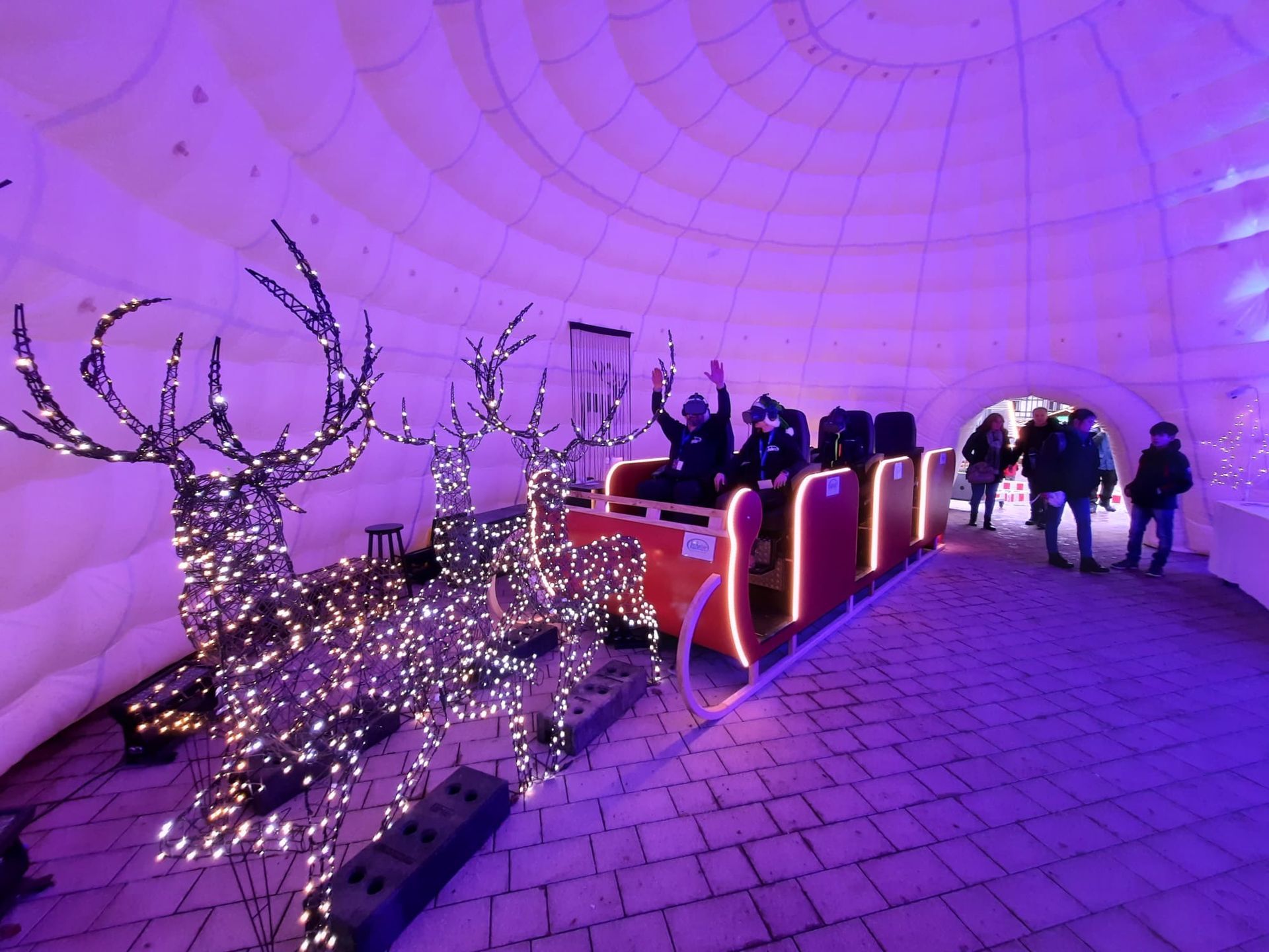 Kabetec betreibt den VR Dome beim Triberger Weihnachtszauber mit einer VR Weihnachtskutsche