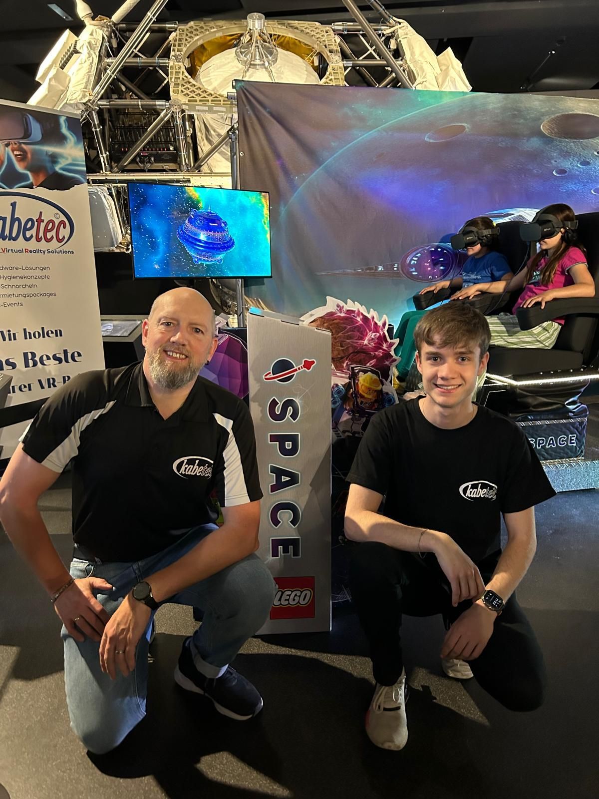 Bernd und Tobi mit dem VR-Simulator beim Lego Space Day