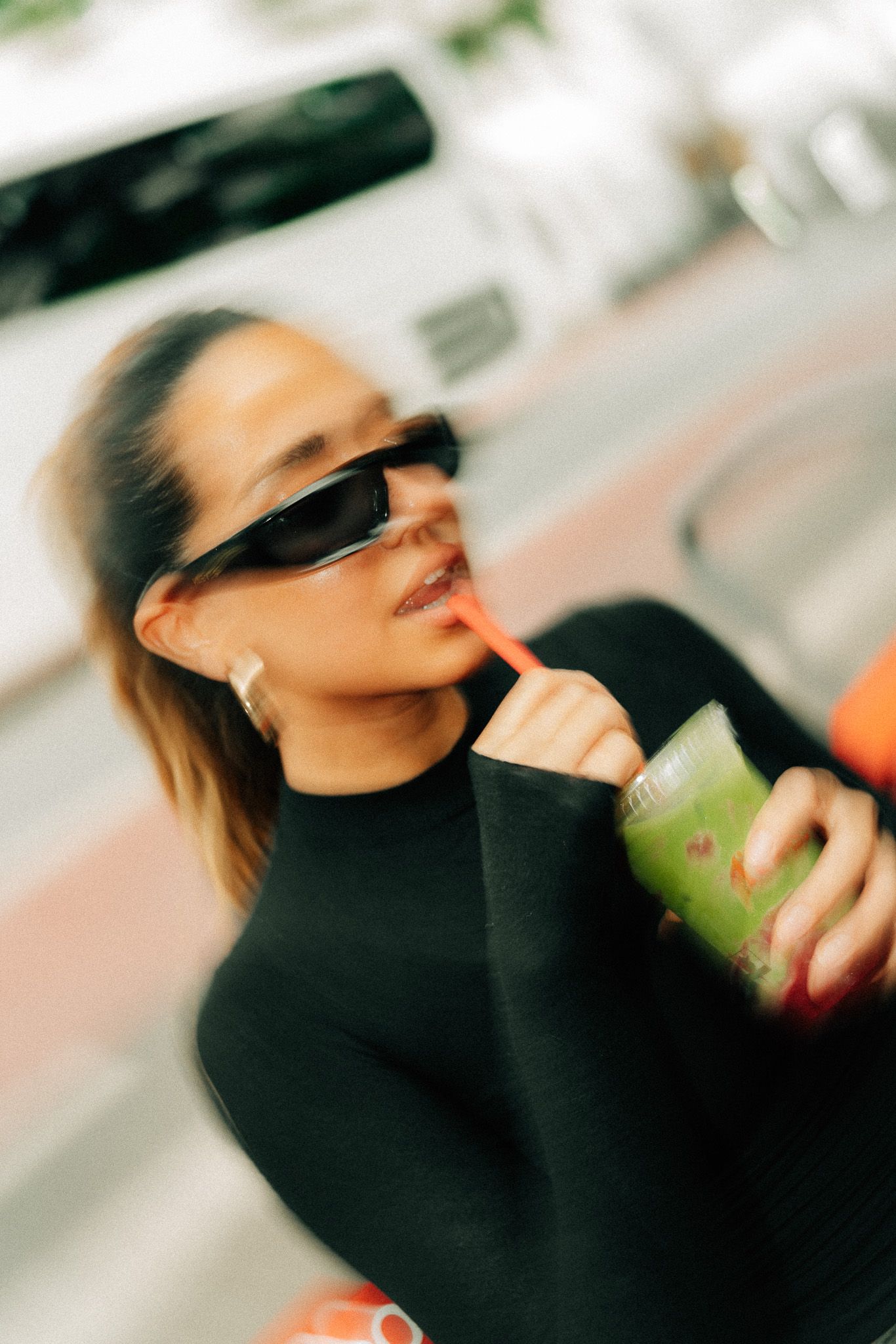 Frau mit Sonnenbrille im verschwommenen, ästhetischen Look