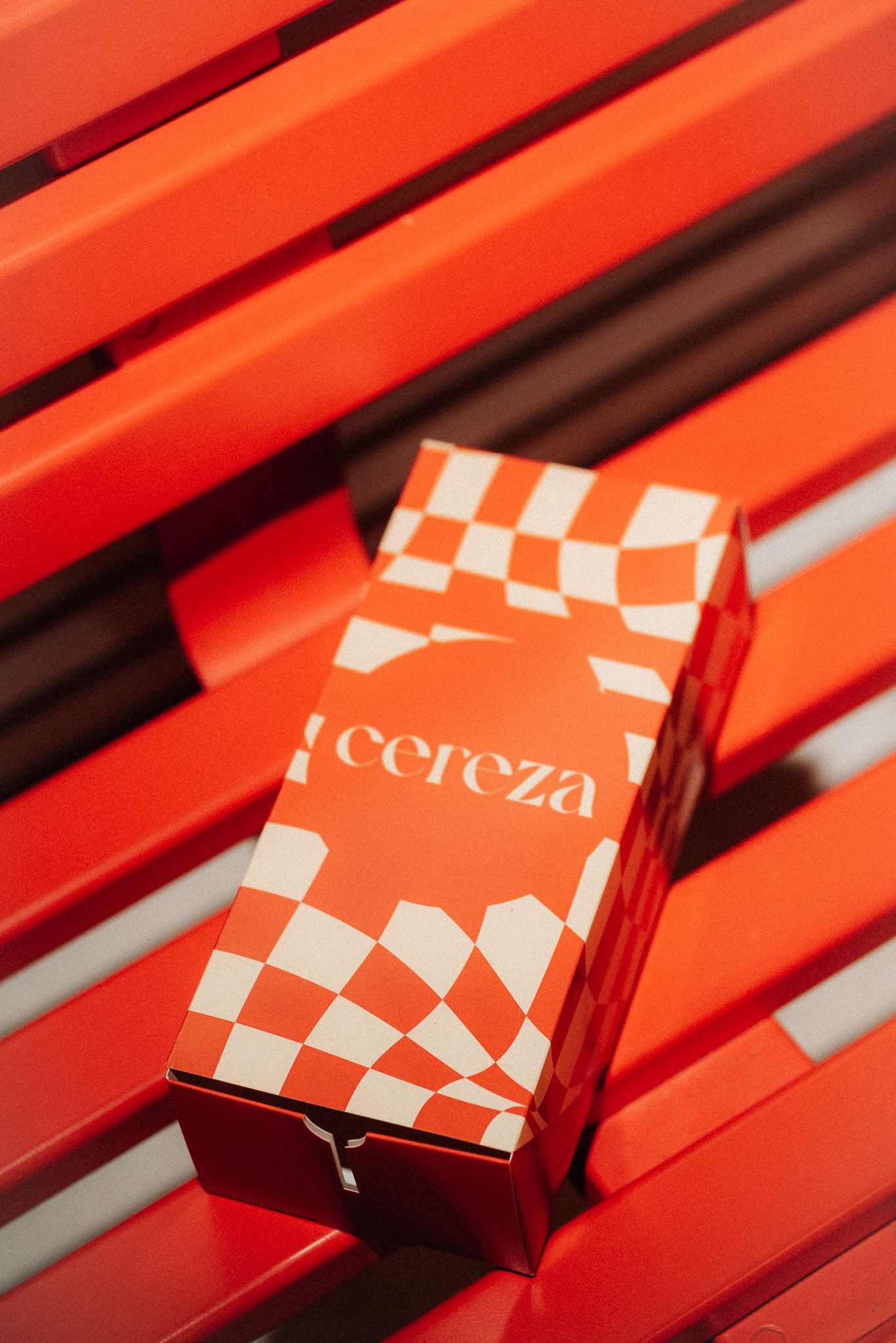 Cereza Pizza Verpackung auf roter Sitzbank