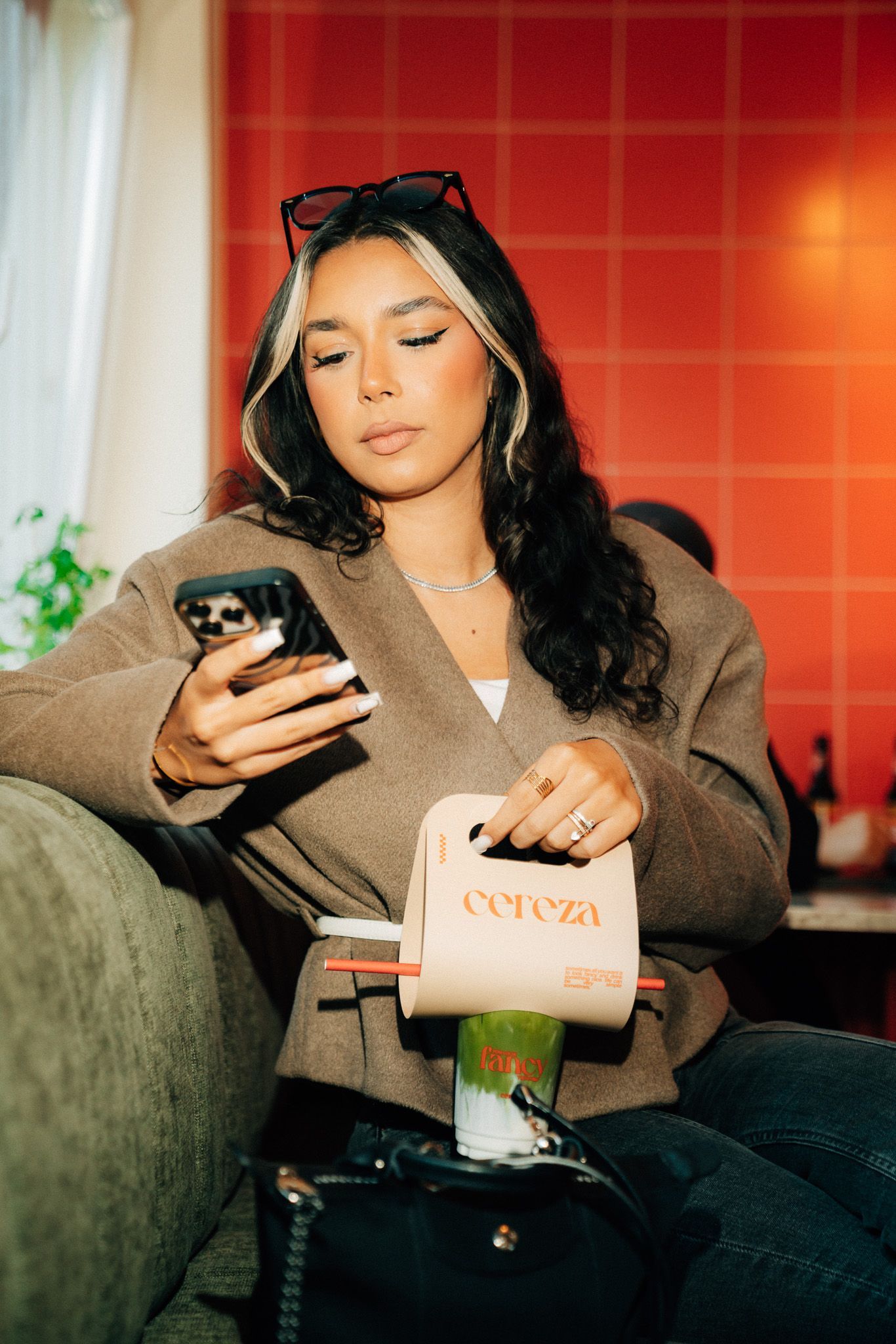 Influencerin Nina hält einen double coconut Matcha in der Hand bei Cereza Pizza in Frankfurt.