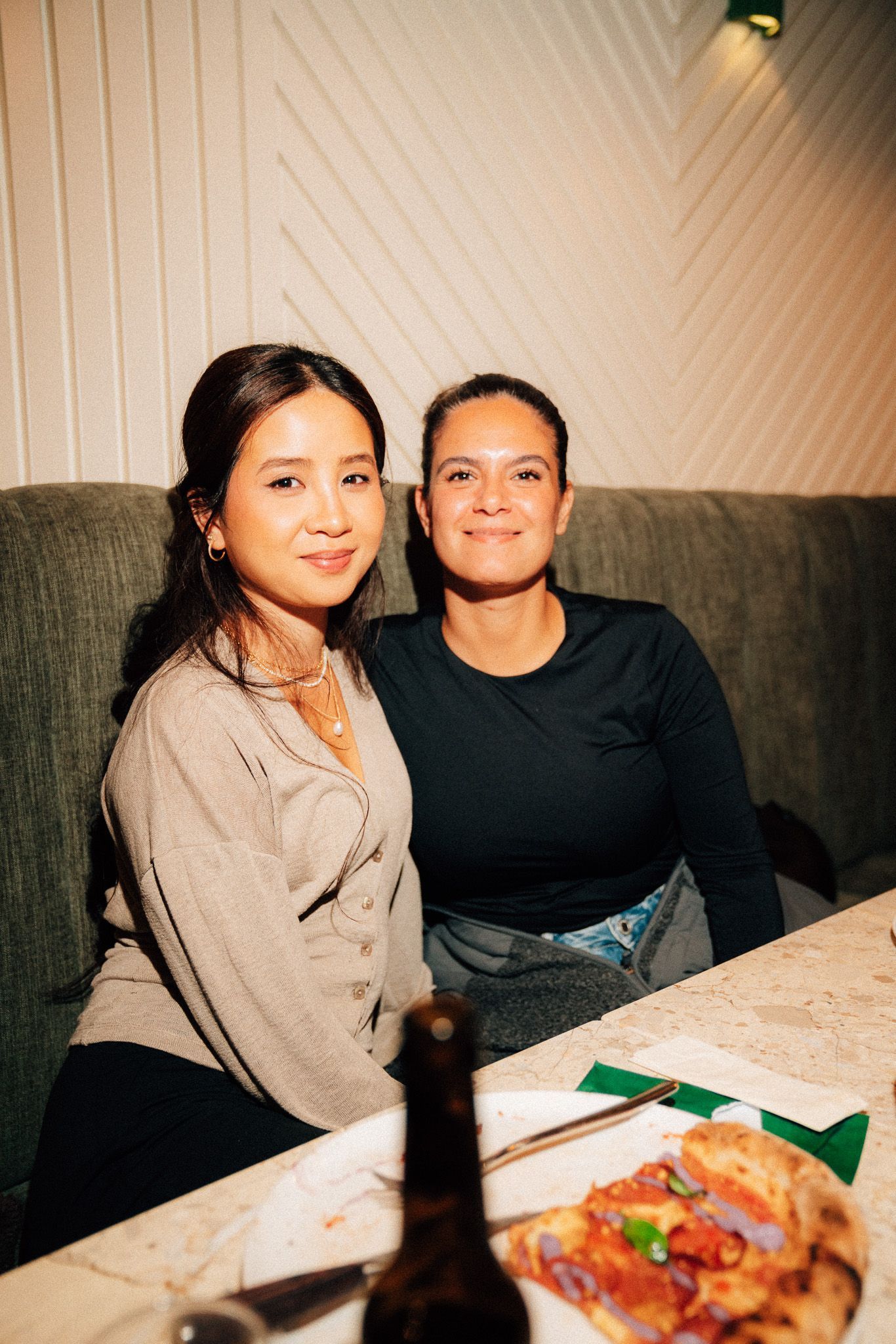 Gäste nach Mittagessen bei Cereza Pizza in Frankfurt