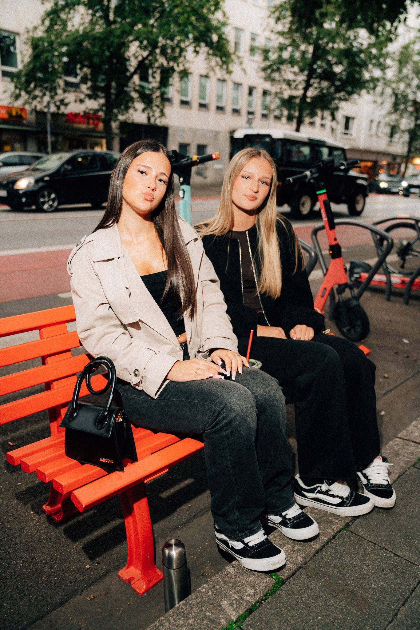 Zwei junge Mädchen trinken Matcha auf Parkbank bei cereza Pizza in Frankfurt in der Berliner Strasse 32