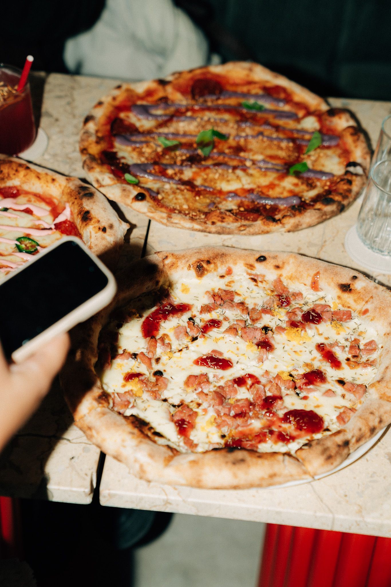 Knoblauchconfit-Ricotta| Bauchspeckwürfel | Fior di Latte |
Rosen-Himbeer-Marmelade | Orangenzeste | Thymian