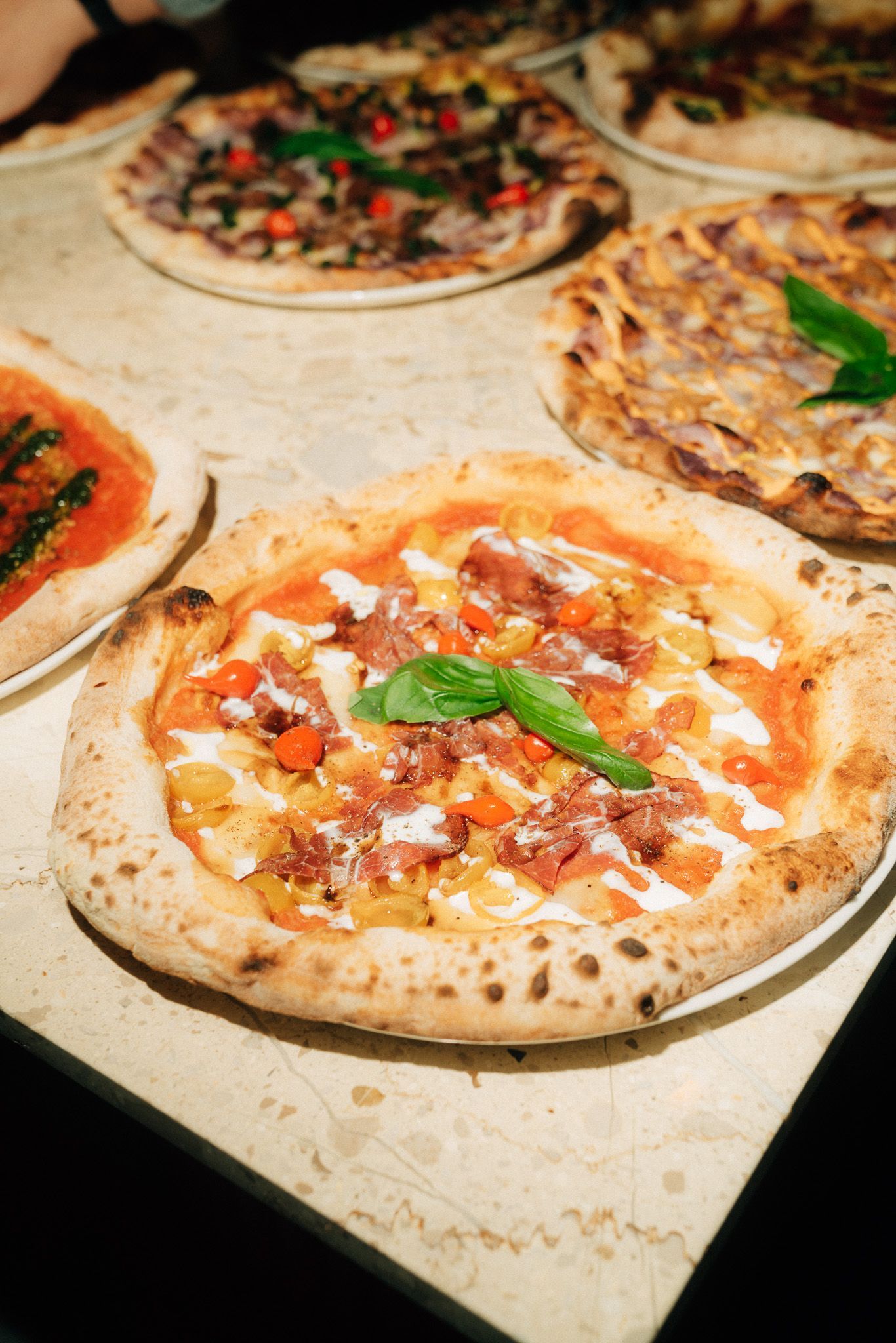 Auswahl an Pizzen bei Cereza Pizza in Frankfurt auf Tisch