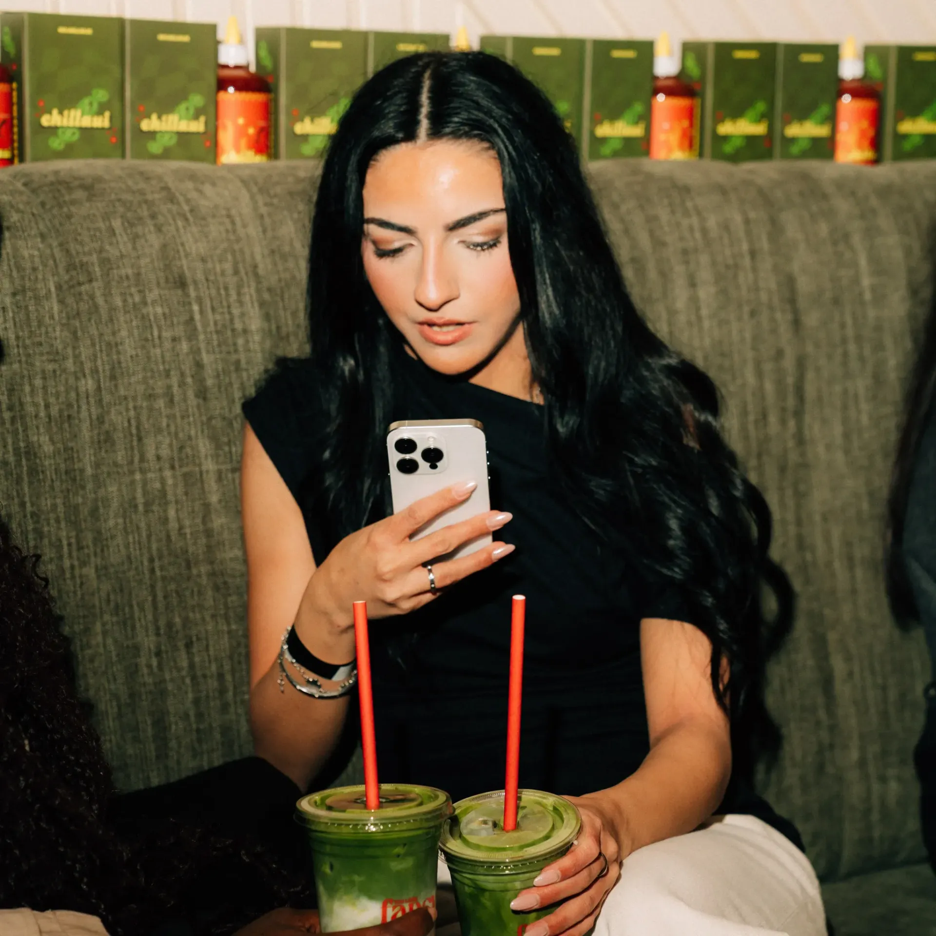 Frau mit Matcha vor roter Wand bei Cereza Pizza in Frankfurt