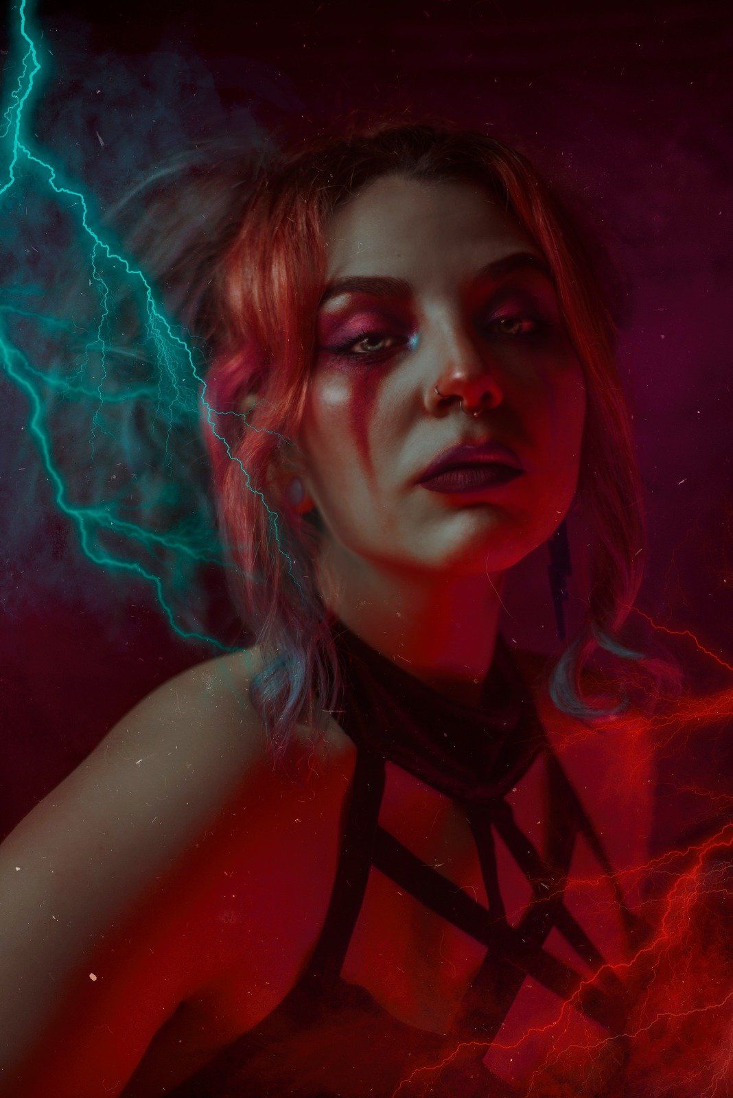 Es un autorretrato creativo con rayos de luz azules y rosas con maquillaje creativo