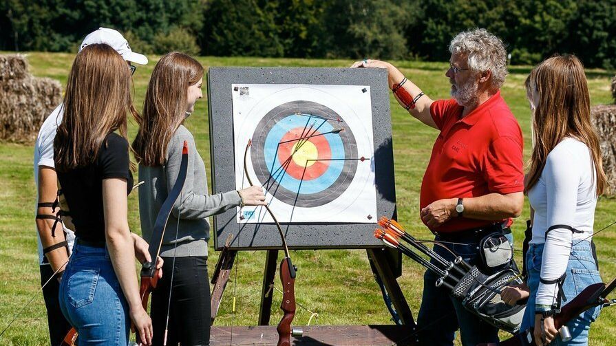 Bogenschiess Outdoor und Indoor Anlage Bad Waldsee, Wandern, Cross-Skating, Mountainbiken, Saubadtrail, Wintergolfen, Nachtgolf, Radwandern, r Oberschwaben, Allgäu, günstige Tarife, Ausblick-T19, Restaurant im Hofgut, Sonnenterrasse, Kamin, Gourmet, Fürstlich, Spezialitäten Restaurant, Kurzurlaub, Sportpark, Natur-Resort, Bodensee, tolle Events, Schnitzeljagd, Wildkräuter, Wildtiere, Rote Liste Pflanzen, Naturlehrpfad, Waldsofa