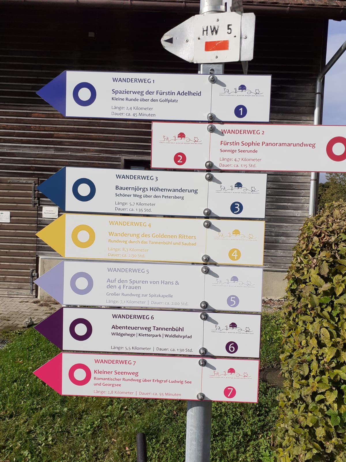 Sportpark Bad Waldsee, Bogenschiessen, Golf, Wandern, Radwandern, Nordic Walking, Mountainbiken, Cross-Skating, Loipe, Fahrradverleih, Natur-Lehrpfad, Rund-Wanderwege, Kaffee, Restaurant, Vinothek, erlesene Weine, Bar, selbstgebackene Kuchen, Snacks, Mittagstisch, Sonnenterrasse, Gin - Greenkeeper's Cut, Bier vom Fass, kleine Gerichte, Burger, vegetarisch, vegan, Laktose frei, Gluten frei, Café-Restaurant Ausblick T-19, Restaurant im Hofgut