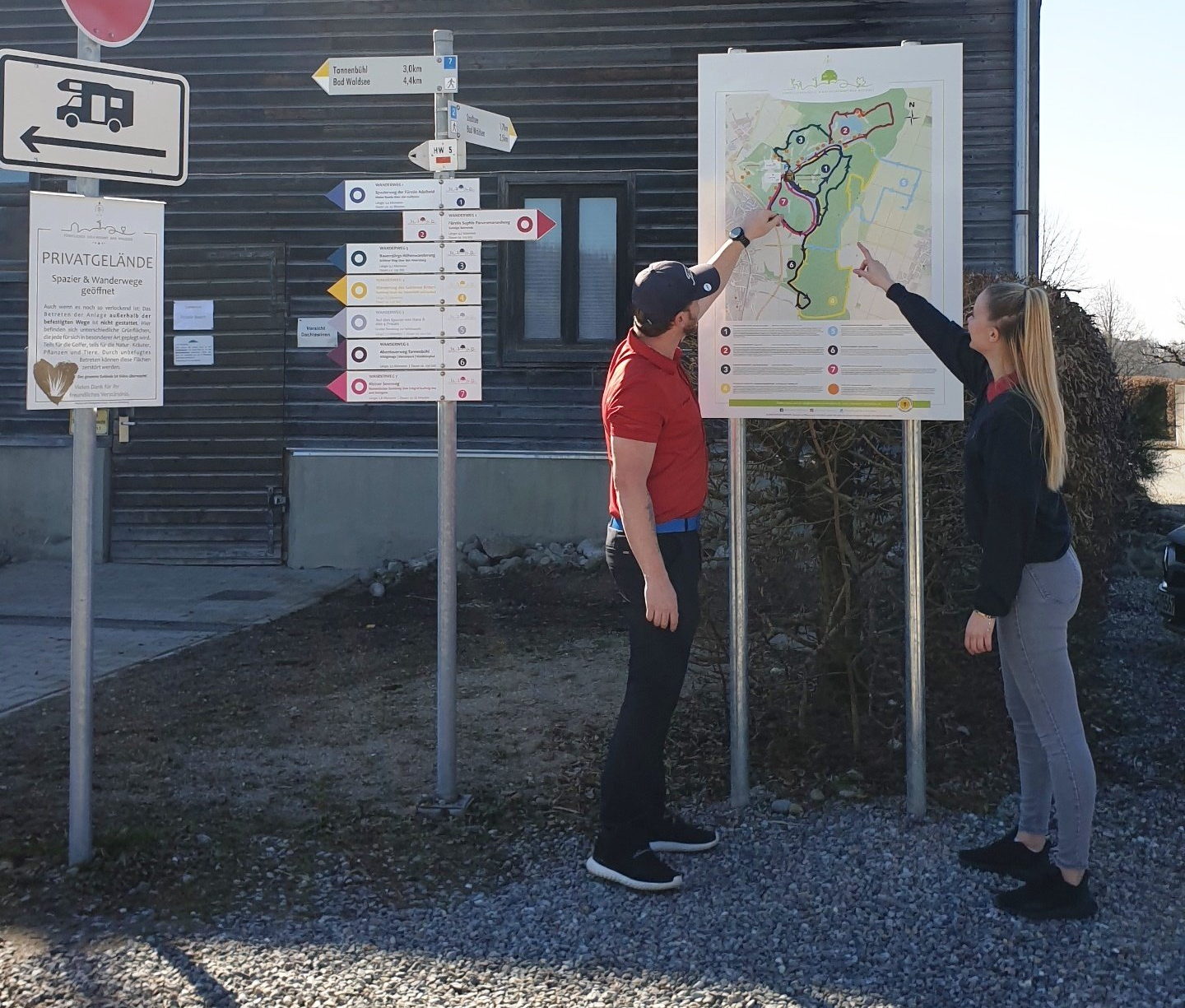 Sportpark Bad Waldsee, Bogenschiessen, Golf, Wandern, Radwandern, Nordic Walking, Mountainbiken, Cross-Skating, Loipe, Fahrradverleih, Natur-Lehrpfad, Rund-Wanderwege, Kaffee, Restaurant, Vinothek, erlesene Weine, Bar, selbstgebackene Kuchen, Snacks, Mittagstisch, Sonnenterrasse, Gin - Greenkeeper's Cut, Bier vom Fass, kleine Gerichte, Burger, vegetarisch, vegan, Laktose frei, Gluten frei, Café-Restaurant Ausblick T-19, Restaurant im Hofgut