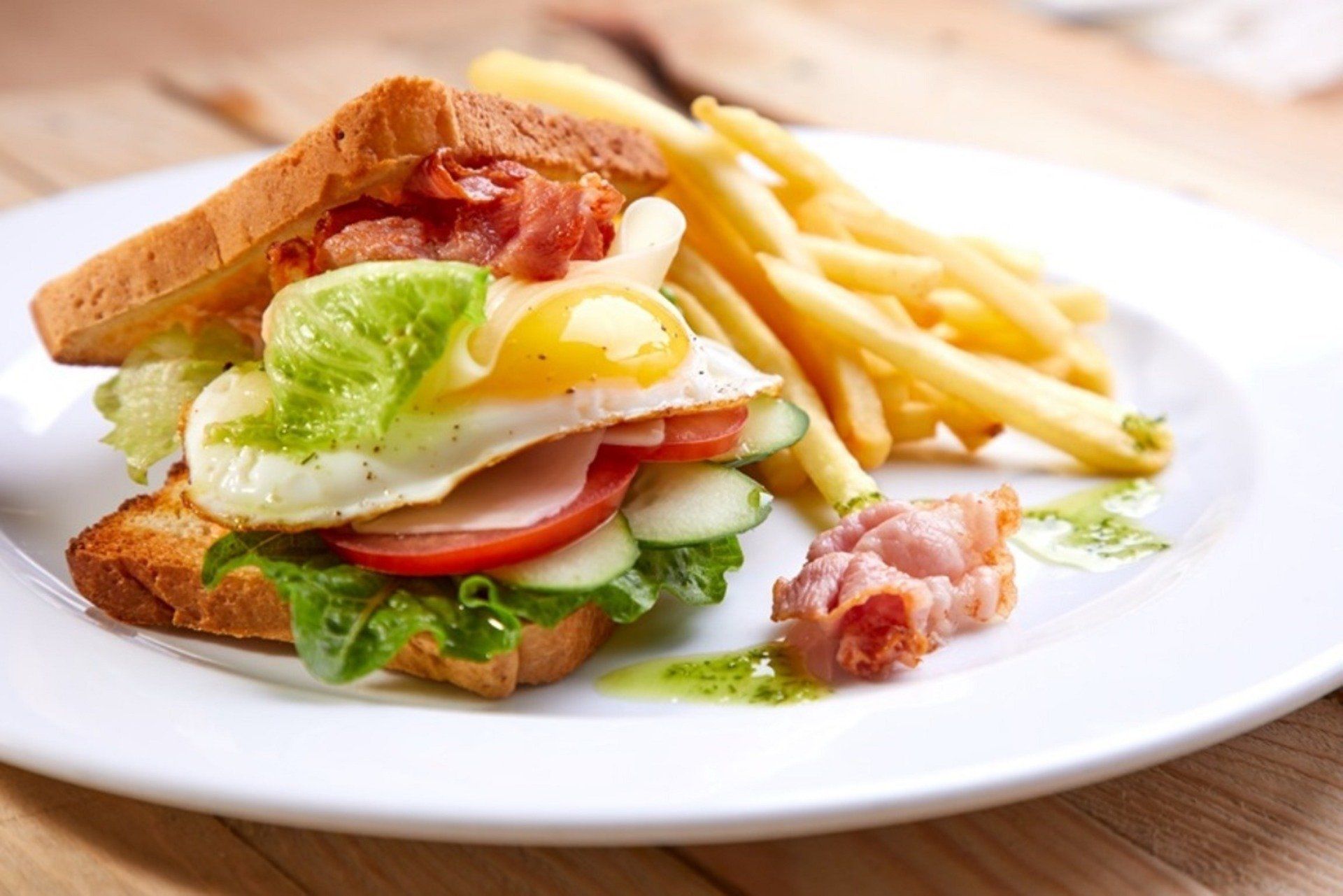 Sportpark Bad Waldsee, Bogenschiessen, Golf, Wandern, Radwandern, Nordic Walking, Mountainbiken, Cross-Skating, Loipe, Fahrradverleih, Natur-Lehrpfad, Rund-Wanderwege, Kaffee, Restaurant, Vinothek, erlesene Weine, Bar, selbstgebackene Kuchen, Snacks, Mittagstisch, Sonnenterrasse, Gin - Greenkeeper's Cut, Bier vom Fass, kleine Gerichte, Burger, vegetarisch, vegan, Laktose frei, Gluten frei, Café-Restaurant Ausblick T-19, Restaurant im Hofgut