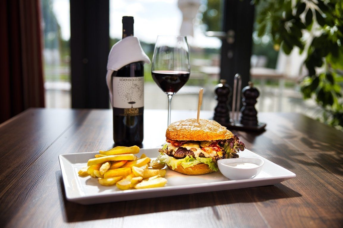 Sportpark Bad Waldsee, Bogenschiessen, Golf, Wandern, Radwandern, Nordic Walking, Mountainbiken, Cross-Skating, Loipe, Fahrradverleih, Natur-Lehrpfad, Rund-Wanderwege, Kaffee, Restaurant, Vinothek, erlesene Weine, Bar, selbstgebackene Kuchen, Snacks, Mittagstisch, Sonnenterrasse, Gin - Greenkeeper's Cut, Bier vom Fass, kleine Gerichte, Burger, vegetarisch, vegan, Laktose frei, Gluten frei, Café-Restaurant Ausblick T-19, Restaurant im Hofgut