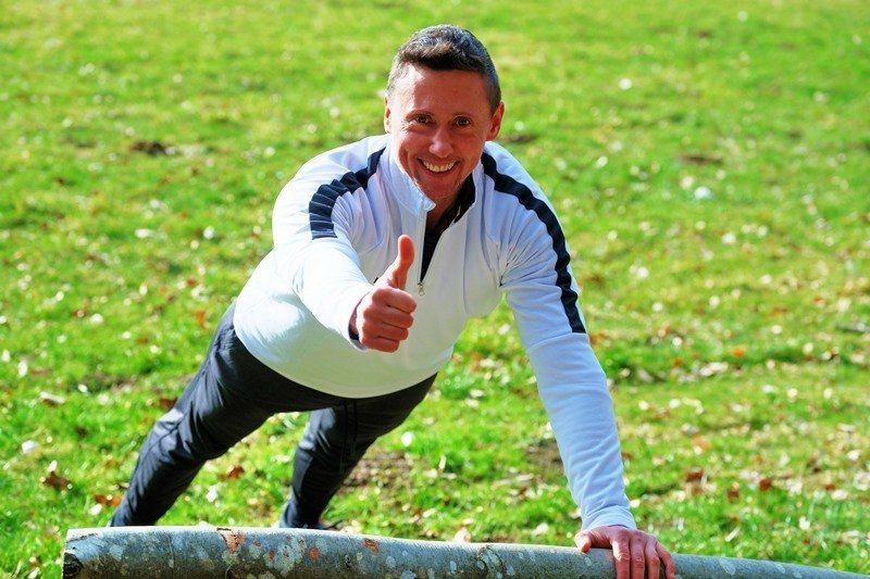 Sportpark Bad Waldsee Personal Coach Gabriel Hofmann beim Training mit Daumen hoch