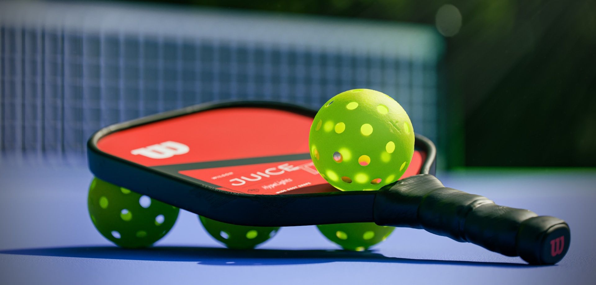 Pickleball-Schläger und Bälle