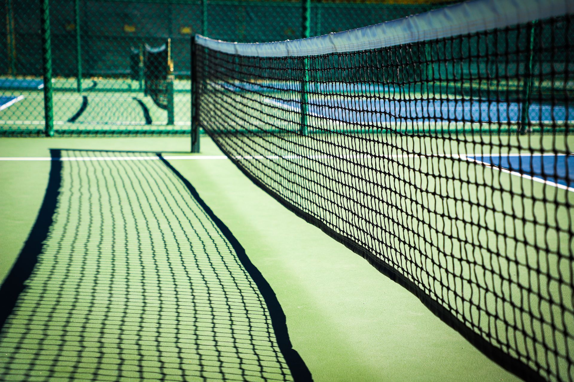 Foto mit Pickleball-Netz und -Feldern