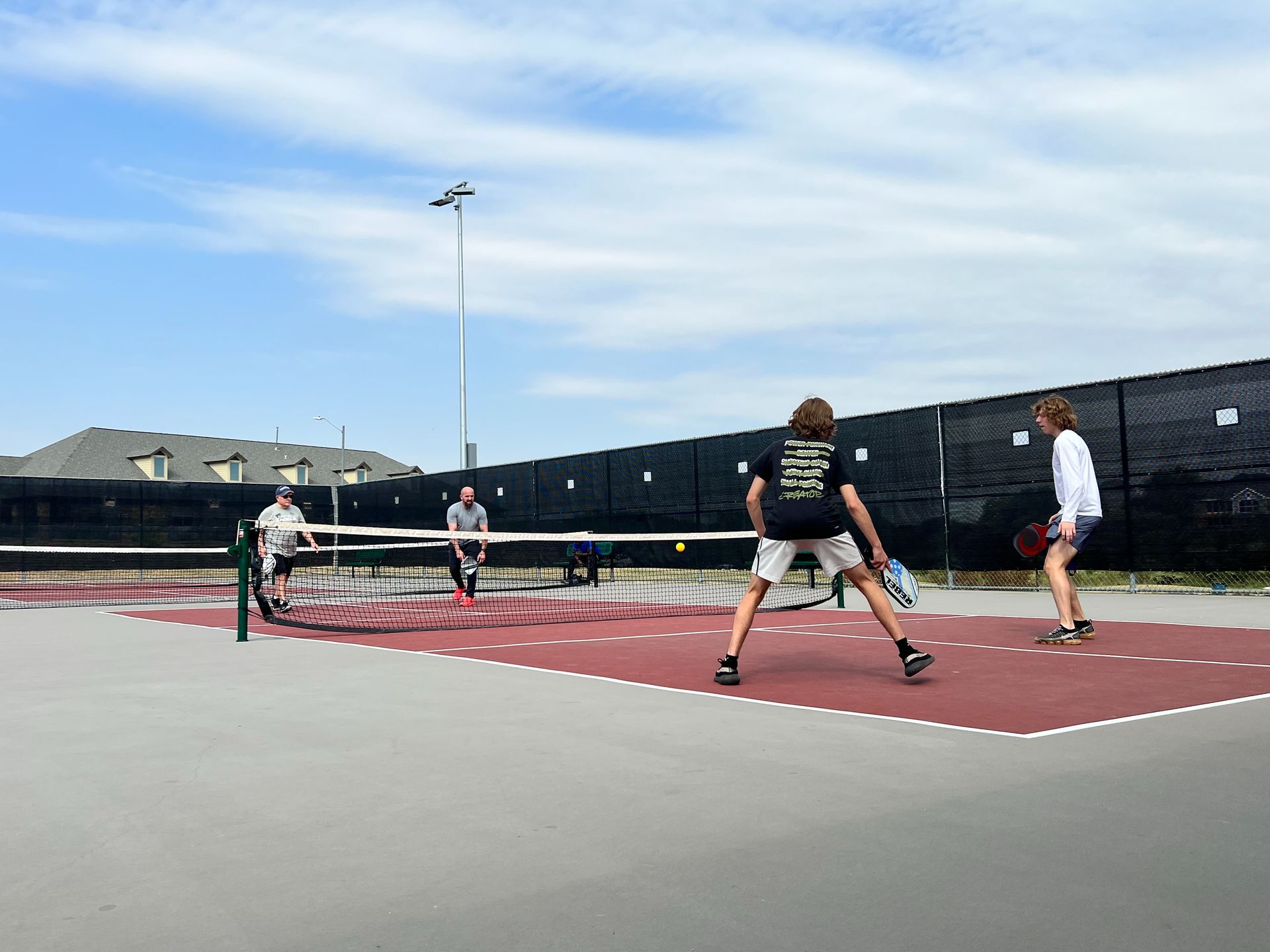4 Pickleball-Spieler auf einem Feld