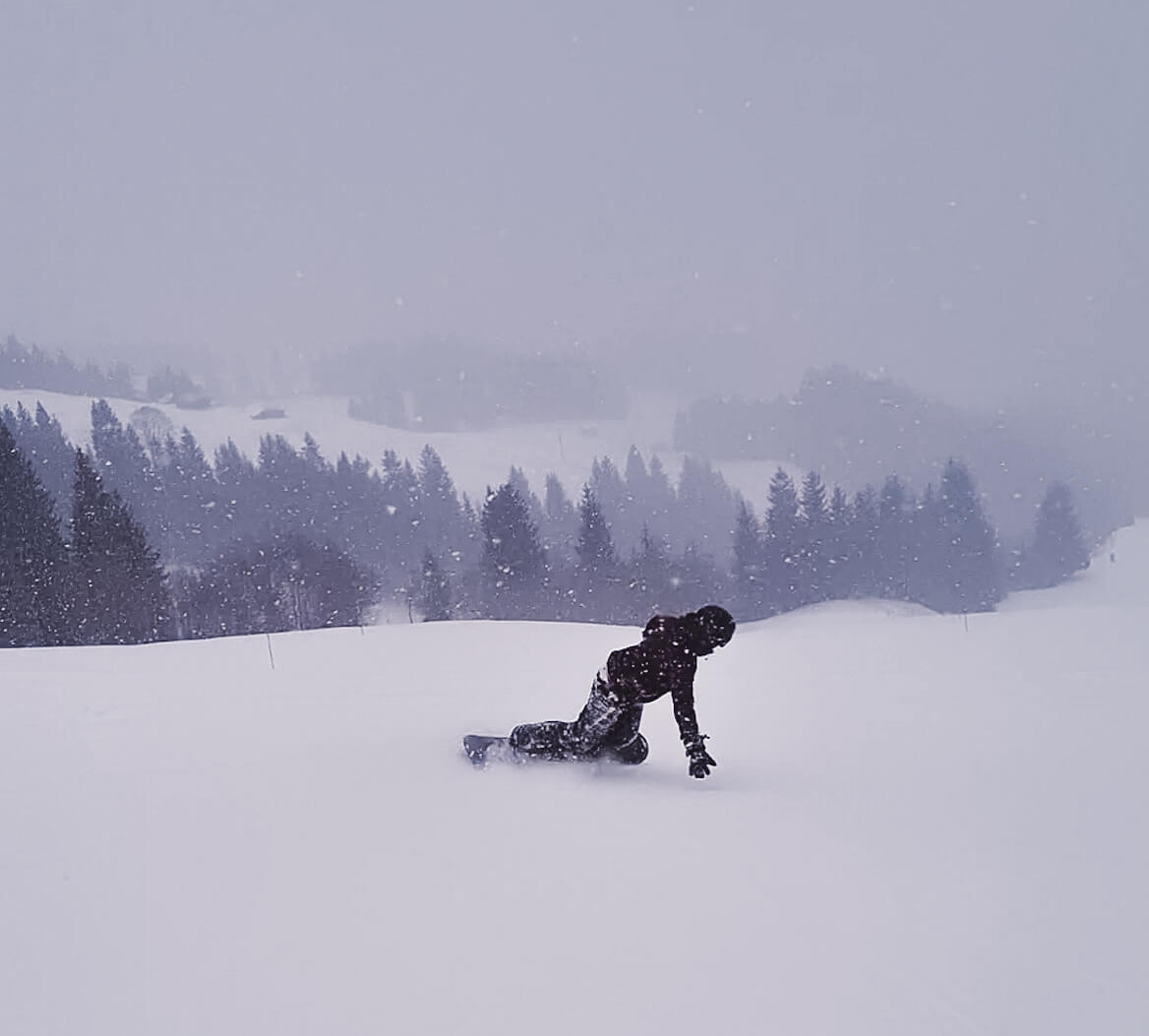 Steffi fährt im Schneegestöber Snowboard