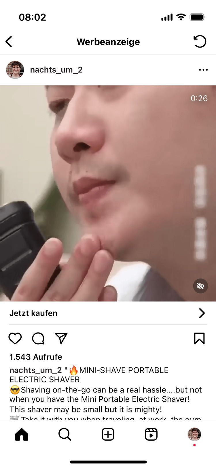 Screenshot einer Werbeanzeige, die einen Mann mit Rasierer zeigt